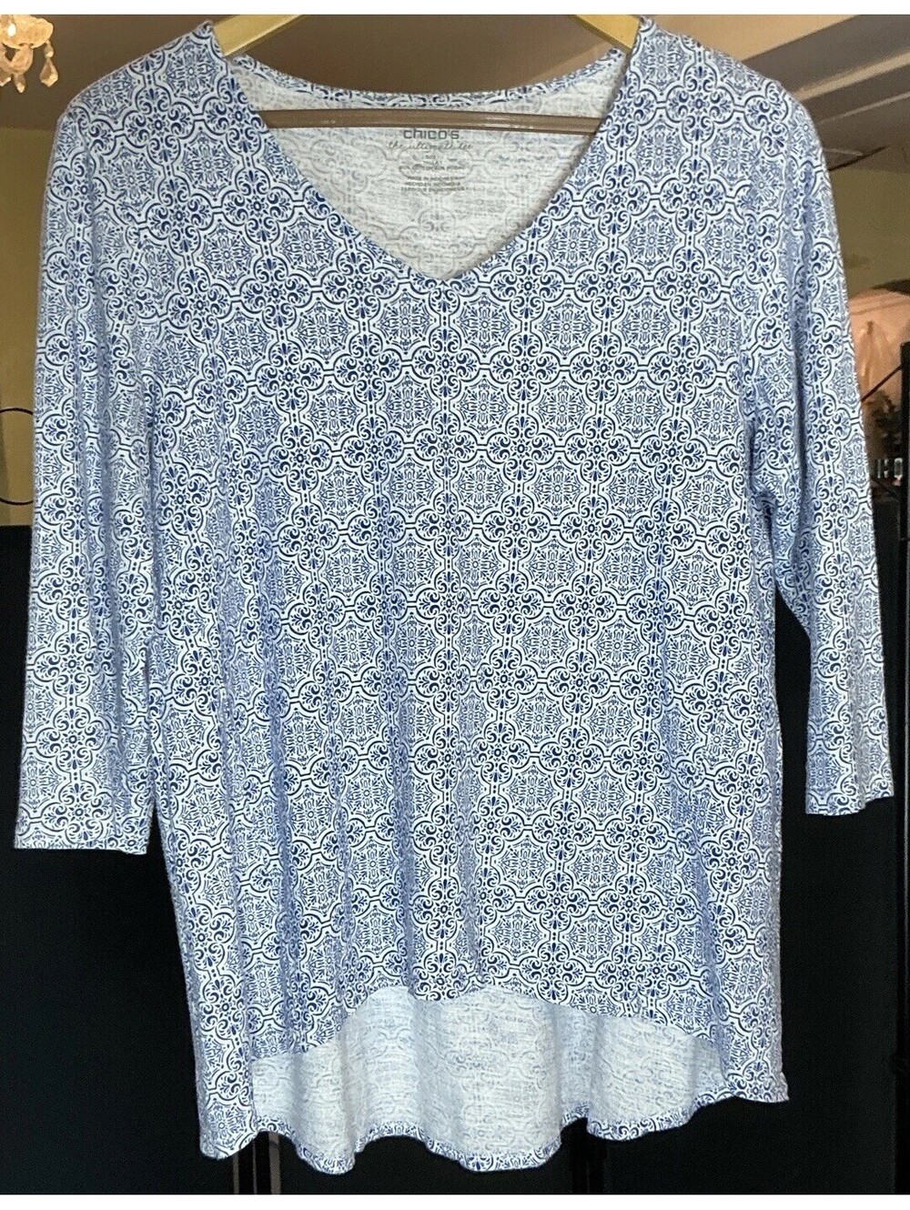 Chico's Ultimate Tee Blue/White Geometric Hi Low V-Neck 3/4 Sleeve Top Sz 1 / 8M